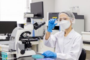 化学系学科の就職先とは?研究職、技術職に限らない選択肢。学部卒・院卒の違いも交えて解説!